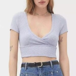 Urban Outfitters Tuscany Top Womens Medium Surplice Neckline Cropped Ribbed Tee